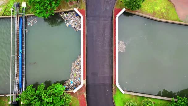 Bovenaanzicht van de brug met voorbijrijdend voertuig — Stockvideo