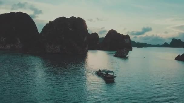 Két hajó a tengeren a sziklás dombok mellett sziget a tenger felett — Stock videók