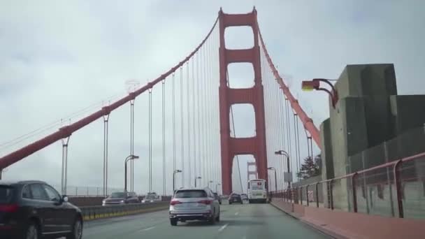 橋を渡る車両は — ストック動画