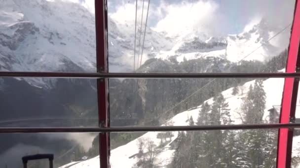 Vista desde el teleférico con vistas a las montañas cubiertas de nieve — Vídeo de stock