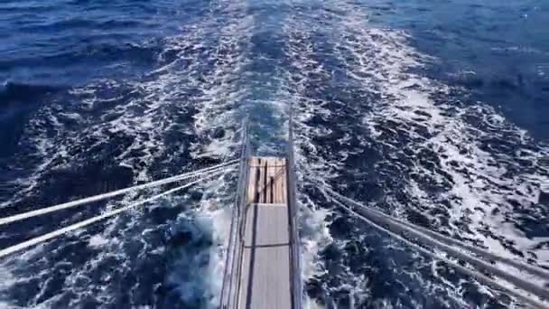 Espumas de agua creadas por la velocidad de un barco en el mar — Vídeos de Stock