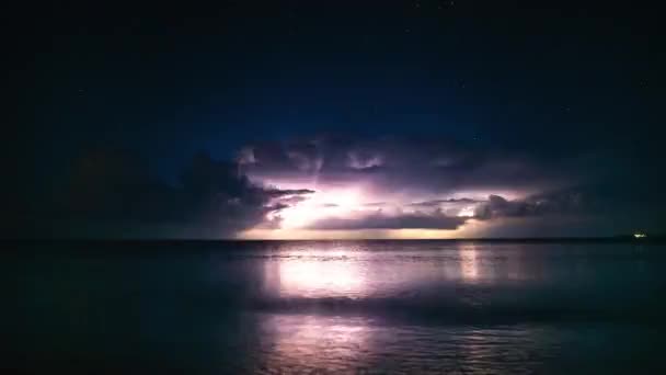 Timelapse 4K. Tempête de mer nocturne avec nuages et étoiles 