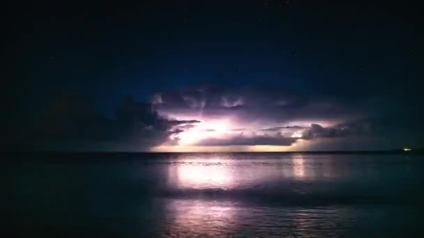 4K Timelapse. Tempestade no mar noturno com nuvens e estrelas — Vídeo de Stock