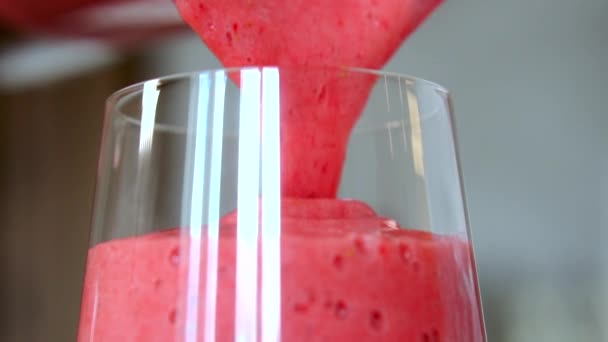 Häll jordgubbssmoothies i glas från mixer cup, närbild i slow motion — Stockvideo