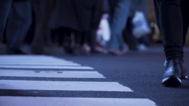 Times Meydanı 'nda yaya geçidinde yürüyen ayak sesleri