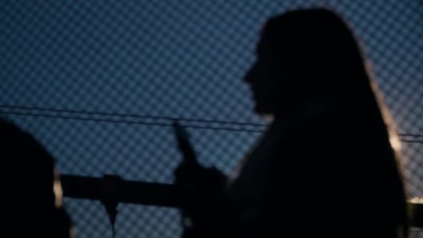 ブルックリン橋を日没前を通った人のシルエット — ストック動画