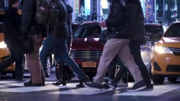 Низкий Выстрел Футов Ходить Пешеходному Переходу Таймс Сквер — стоковое видео