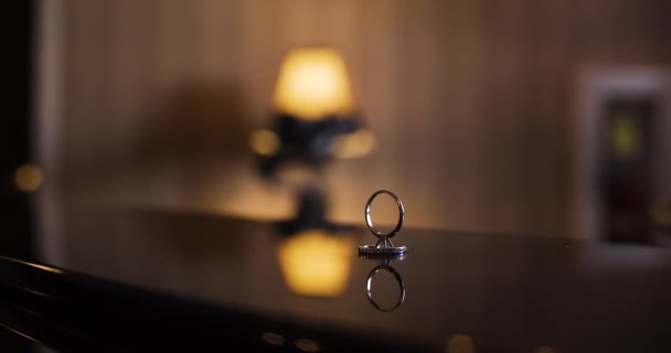 钢琴上结婚戒指的幻灯片 — 图库视频影像
