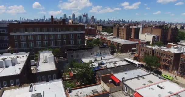 从皇后区一侧拉起曼哈顿天际线的无人机镜头 — 图库视频影像