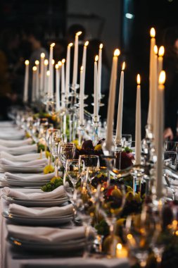 Güzel yemek Kur mum ışıkları ile