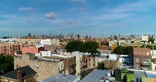 Silhuetten Personer Som Passerar Framför Solnedgången Över Brooklyn Bridge — Stockvideo