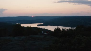 Gün batımından önce vadinin havadan görünüşü 4k