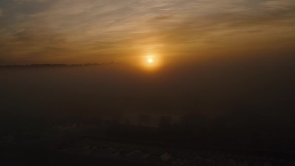 Vista Aérea Nevoeiro Nascer Sol Sobre Cidade — Vídeo de Stock