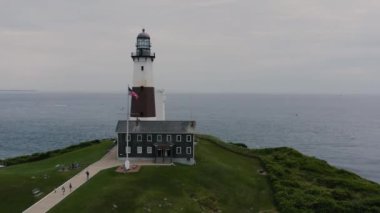 Bulutlu bir günde Montauk deniz fenerinin havadan görünüşü