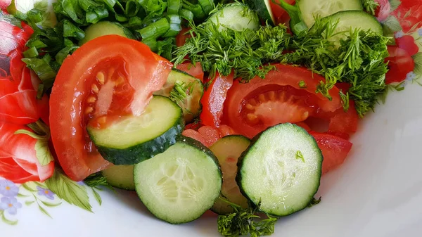 Овощной салат на тарелке — стоковое фото