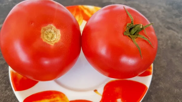 Tomates Plato Sobre Fondo Oscuro —  Fotos de Stock