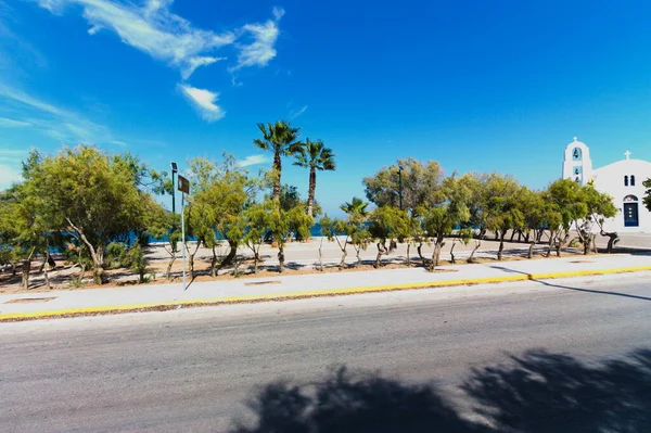 Deniz kıyısı ve sahil, Porto Rafti, Yunanistan, Yaz 2020. Avuçlar ve deniz manzarası.