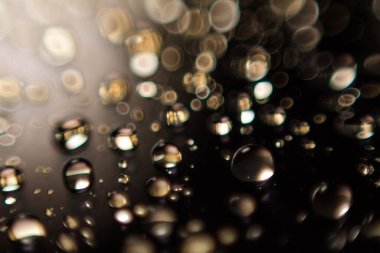 Siyah yüzeye makro su damlaları