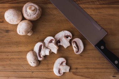 Kesme tahtasında bıçakla doğranmış mantar.