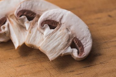 Mantar son derece yakın dilimler.