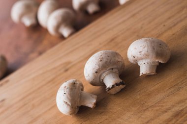 Üç koca mantar doğrama tahtasına kapanıyor.