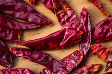 Ahşap masada kurutulmuş kırmızı biber.