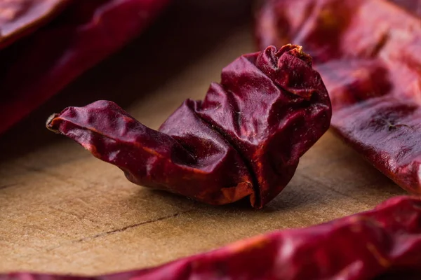 Ahşap masada kurutulmuş kırmızı biber.