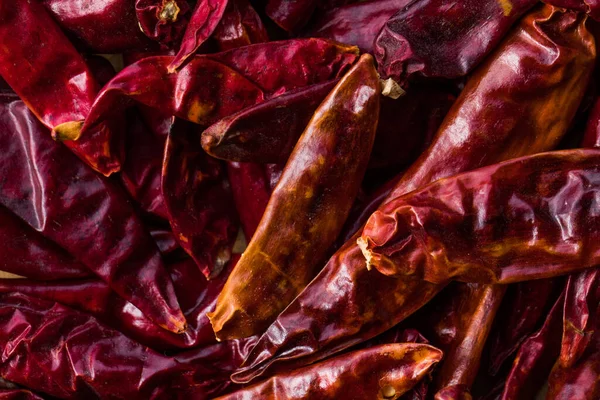 Ahşap masada kurutulmuş kırmızı biber.