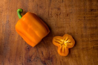 Tahta masada dilimlenmiş portakal dolma biber.