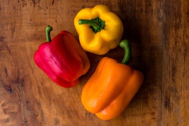 Bir masada üç biber, üçgen şeklinde.