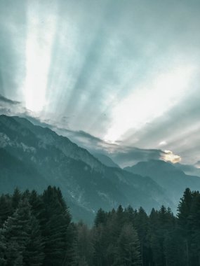 Dağların arkasından gün batımı