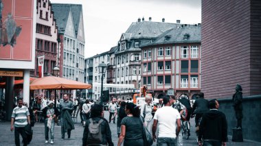 Romerberg 'de turist yürüyüşü