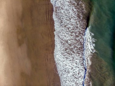 Hava manzaralı plaj. Dalgalar çapraz açıyla kırılıyor