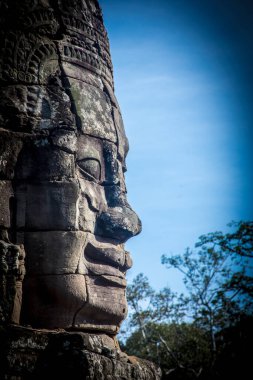 İnsan kafası şeklindeki antik taş gün ışığında yaşlanıyor. 