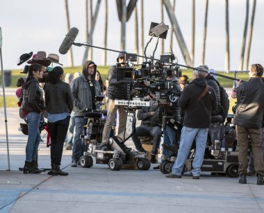 Film ekibi Los Angeles 'ta sahile yakın bir yerde sette çalışıyor.