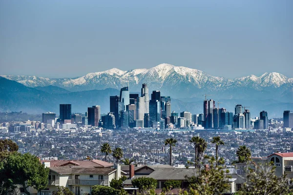 Pohled Centrum Los Angeles Zasněženými Horami Dálce — Stock fotografie