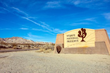 Kaliforniya Çölü 'ndeki Mojave Ulusal Koruma Alanının güney girişindeki işaret levhası.
