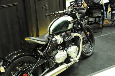 Kuala Lumpur, Malezya-24 Mart 2018: zafer motosiklet ve marka logoları. Logo ve amblem motosiklet vücudunda basıldı. Bazı logolar motosiklet modeline göre değişir.