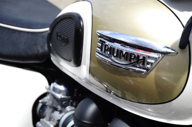 Kuala Lumpur, Malezya-24 Mart 2018: zafer motosiklet ve marka logoları. Logo ve amblem motosiklet vücudunda basıldı. Bazı logolar motosiklet modeline göre değişir.