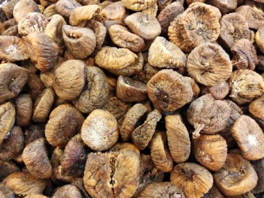 Kuru incir meyve kaplarda kazık. Satılık ekran. Besleyici gıda ve iyi sağlık için. 