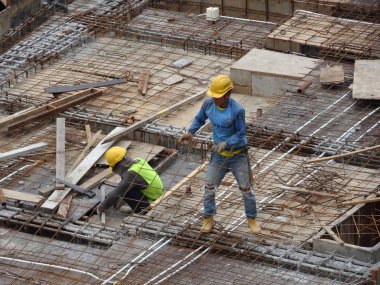 Kuala Lumpur, Malezya-14 Mayıs 2017: inşaat işçileri çelik takviye bar ve Kereste imalatı kalıp inşaat sahasında. Betonarme yapısı oluşturmak için temel yöntemi. 