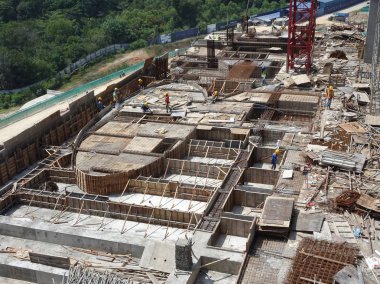 Kuala Lumpur, Malezya-14 Mayıs 2017: inşaat işçileri çelik takviye bar ve Kereste imalatı kalıp inşaat sahasında. Betonarme yapısı oluşturmak için temel yöntemi. 