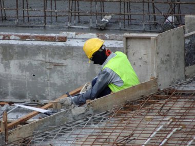 Kuala Lumpur, Malezya-14 Mayıs 2017: inşaat işçileri çelik takviye bar ve Kereste imalatı kalıp inşaat sahasında. Betonarme yapısı oluşturmak için temel yöntemi. 