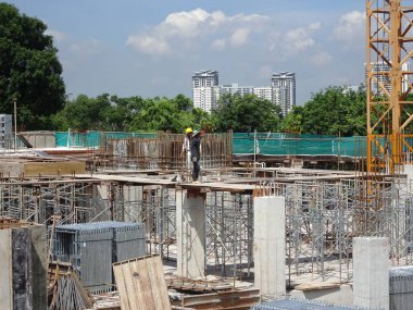 Kuala Lumpur, Malezya-14 Mayıs 2017: inşaat işçileri çelik takviye bar ve Kereste imalatı kalıp inşaat sahasında. Betonarme yapısı oluşturmak için temel yöntemi. 