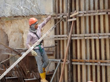 Kuala Lumpur, Malezya-14 Mayıs 2017: inşaat işçileri çelik takviye bar ve Kereste imalatı kalıp inşaat sahasında. Betonarme yapısı oluşturmak için temel yöntemi. 