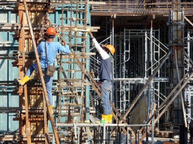 Kuala Lumpur, Malezya-14 Mayıs 2017: inşaat işçileri çelik takviye bar ve Kereste imalatı kalıp inşaat sahasında. Betonarme yapısı oluşturmak için temel yöntemi. 