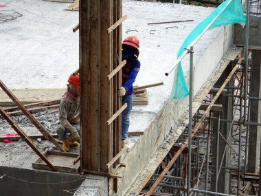 Kuala Lumpur, Malezya-14 Mayıs 2017: inşaat işçileri çelik takviye bar ve Kereste imalatı kalıp inşaat sahasında. Betonarme yapısı oluşturmak için temel yöntemi. 