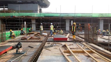 Kuala Lumpur, Malezya-14 Mayıs 2017: inşaat işçileri çelik takviye bar ve Kereste imalatı kalıp inşaat sahasında. Betonarme yapısı oluşturmak için temel yöntemi. 