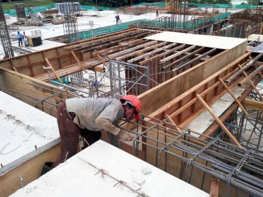 Kuala Lumpur, Malezya-14 Mayıs 2017: inşaat işçileri çelik takviye bar ve Kereste imalatı kalıp inşaat sahasında. Betonarme yapısı oluşturmak için temel yöntemi. 