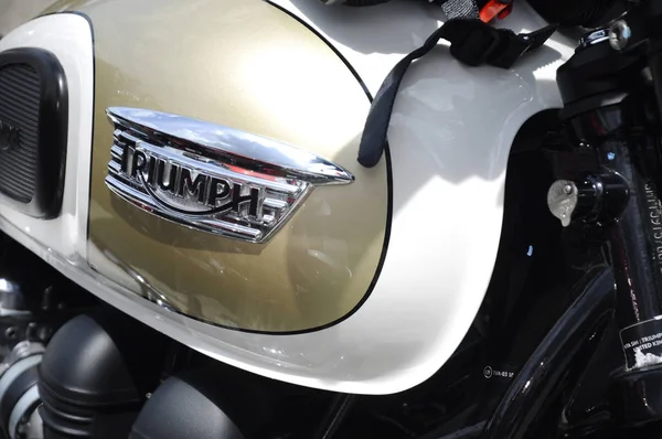 吉隆坡 马来西亚 2018年3月24日 胜利摩托车和品牌徽标 商标和徽章印在摩托车车身上 一些标志是不同的 取决于摩托车模型 — 图库照片